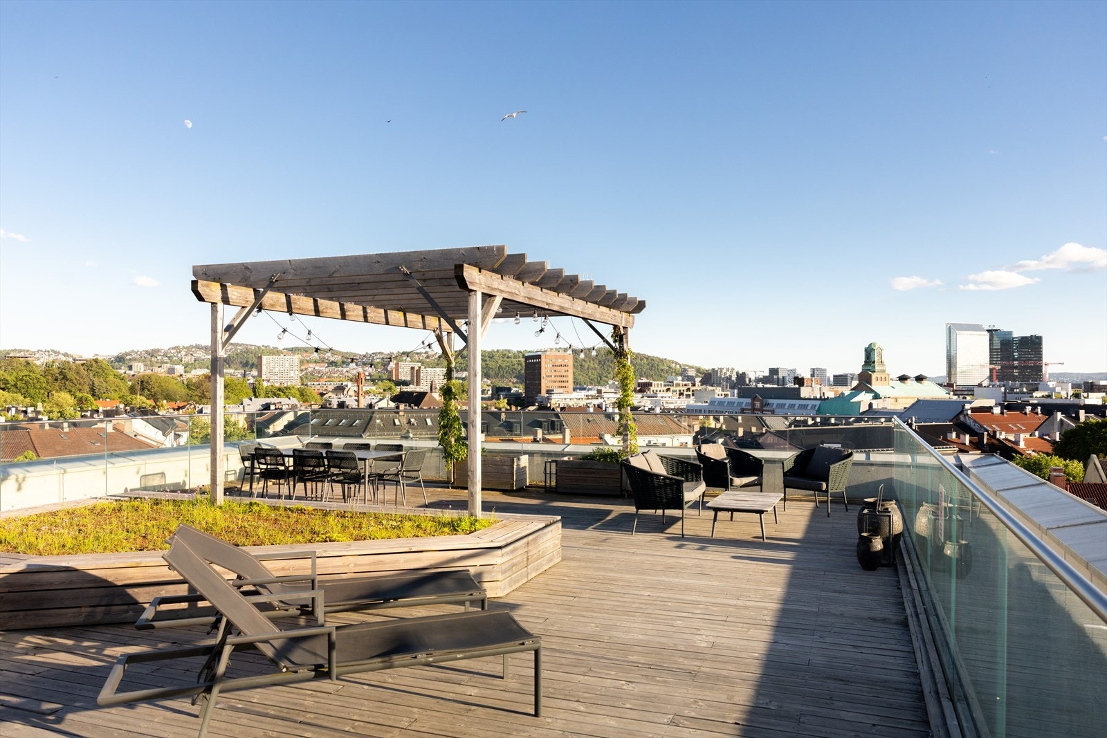 Sameiet har en flott felles takterrasse med flere sittegrupper Galleribilde