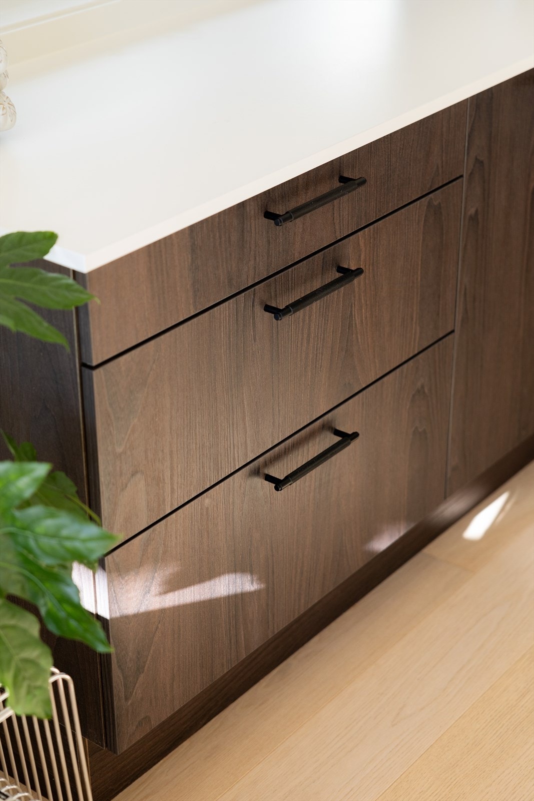 Moderne mørke fronter og laminert benkeplate. Galleribilde