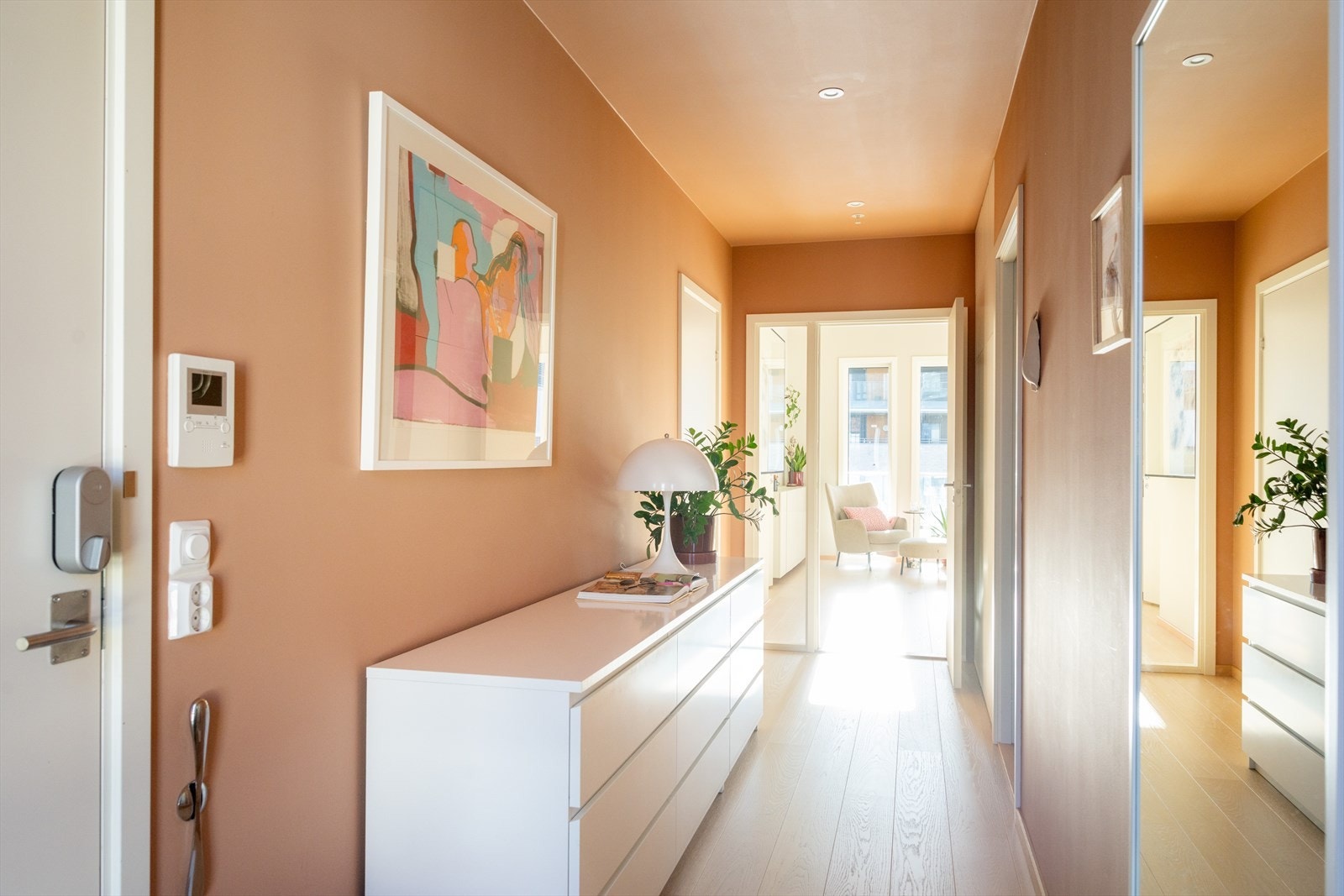 Innbydende og romslig entré som gir et strålende førsteinntrykk. Velkommen inn! Galleribilde