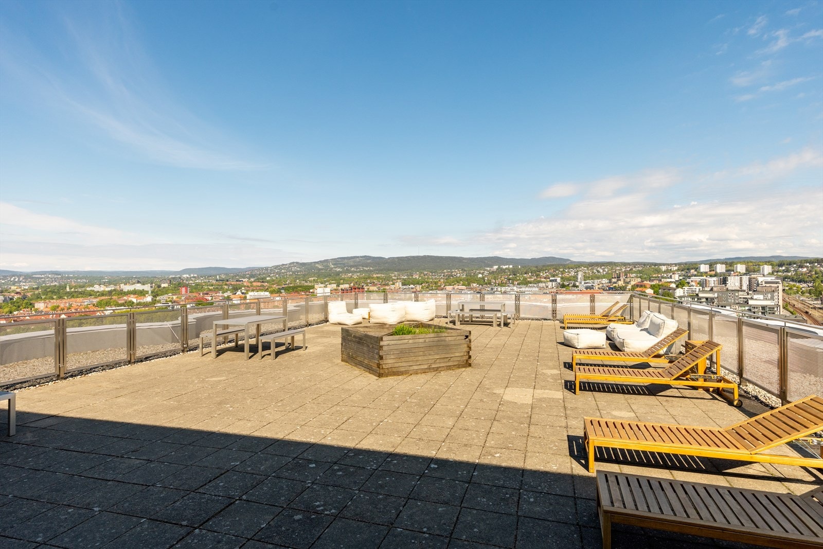 360 graders panoramautsikt over byen. Galleribilde