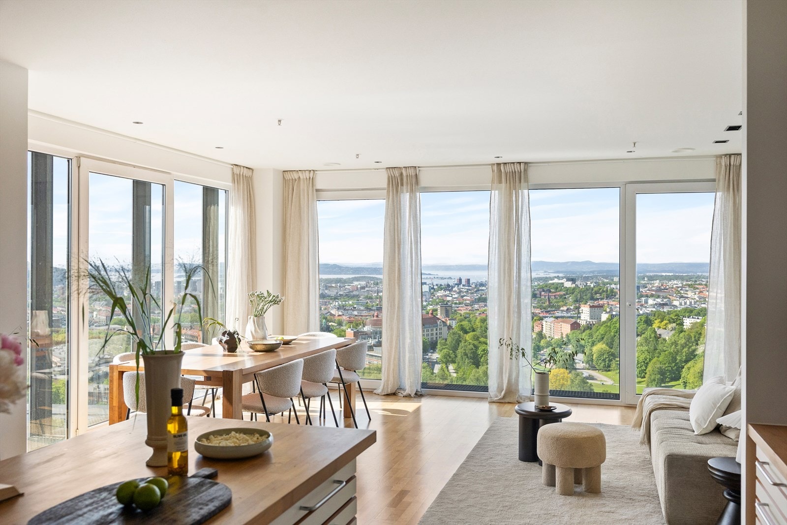 Denne unike toppleiligheten strekker seg over tre plan med egen hybeldel, og har fantastisk beliggenhet på toppen av Sinsen Panorama. Galleribilde