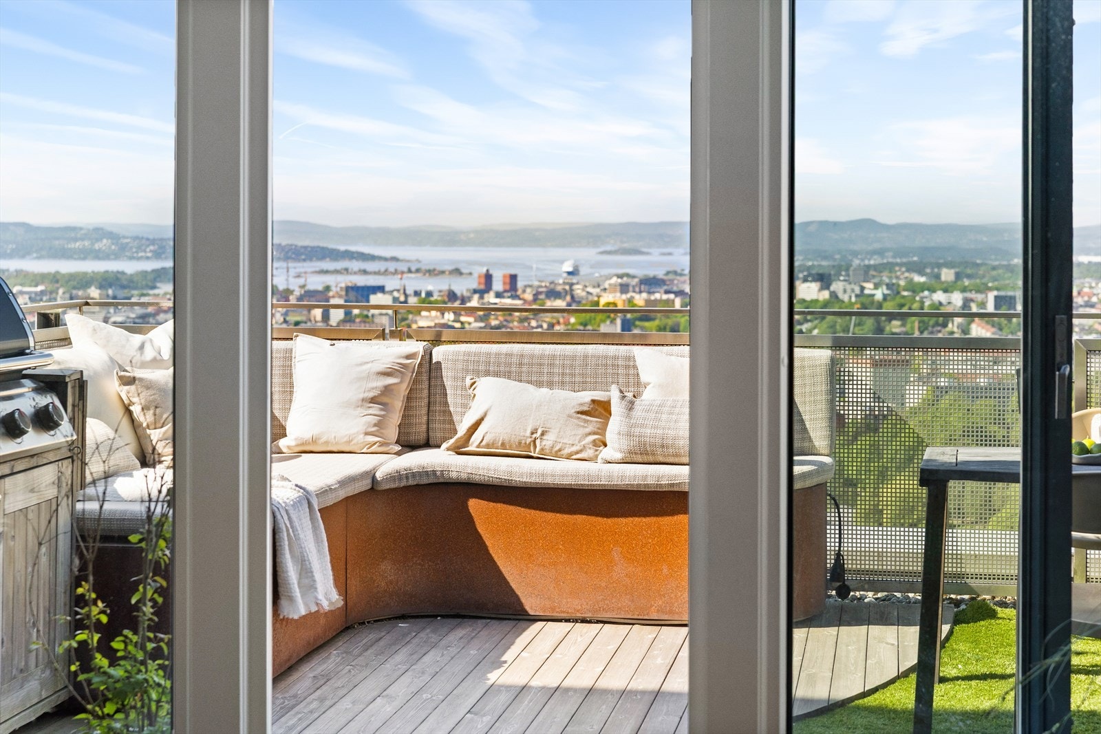 Her får du privat takterrasse på ca. 20 m² med fantastisk panoramautsikt over Oslo. Galleribilde