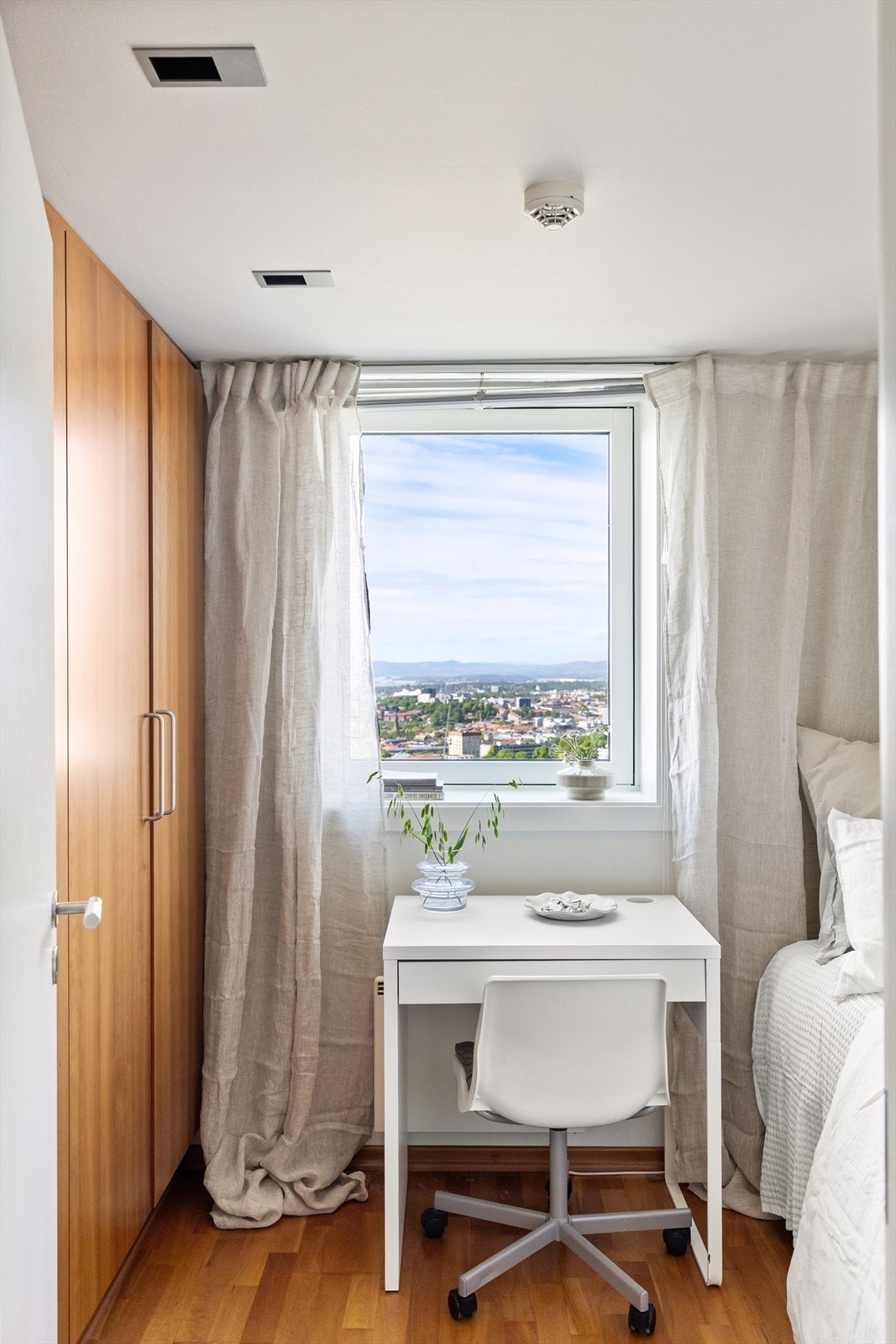 Begge soverommene har god plass til oppbevaring i plassbygde skap. Galleribilde
