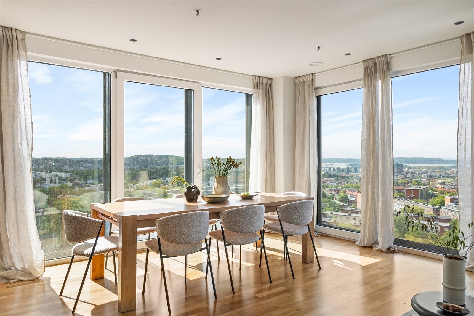 Det er god plass til å innrede med langbord og sofaseksjon. Galleribilde