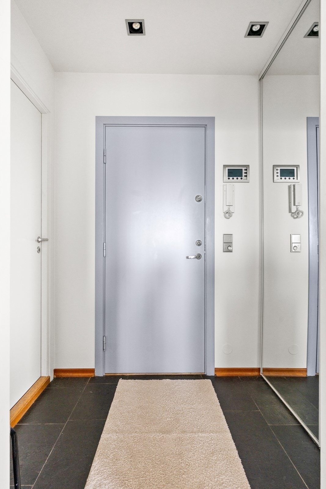 Entré hoveddel. Leiligheten har inngang i 13. etasje, og det er heis i bygget. Galleribilde