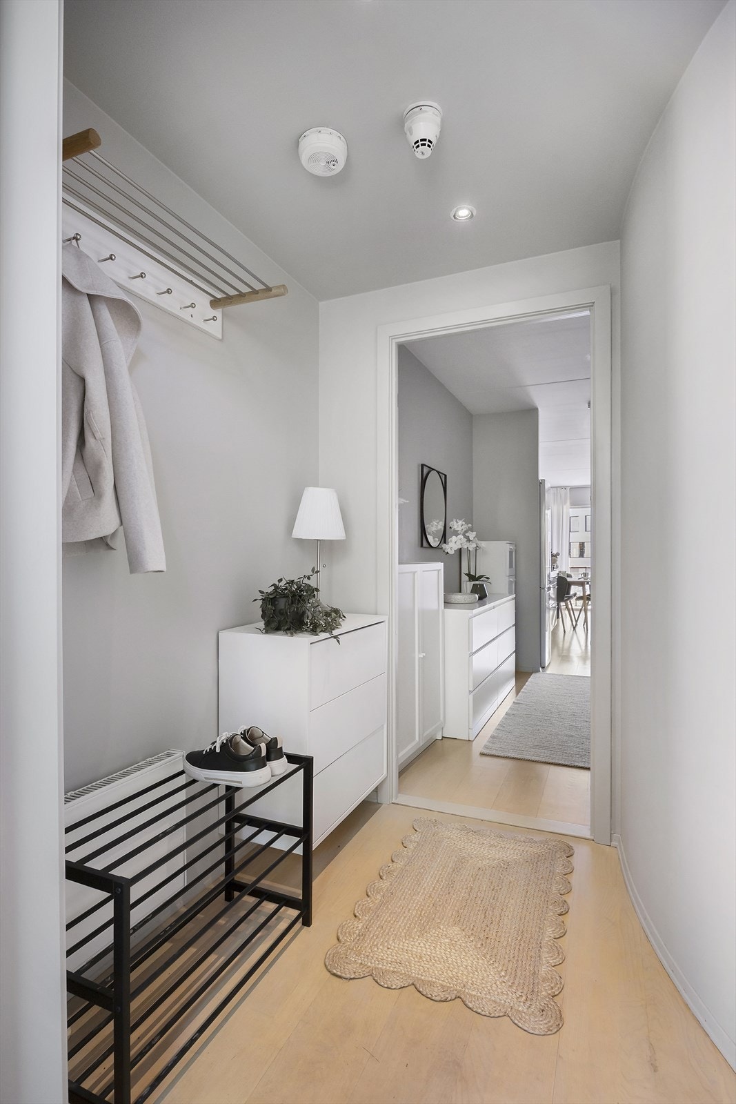 Velkommen inn! Her er det god plass til garderobeløsninger, oppbevaring av yttertøy og sko, samtidig som den åpne planløsningen gir et luftig og behagelig møte med boligen. Galleribilde