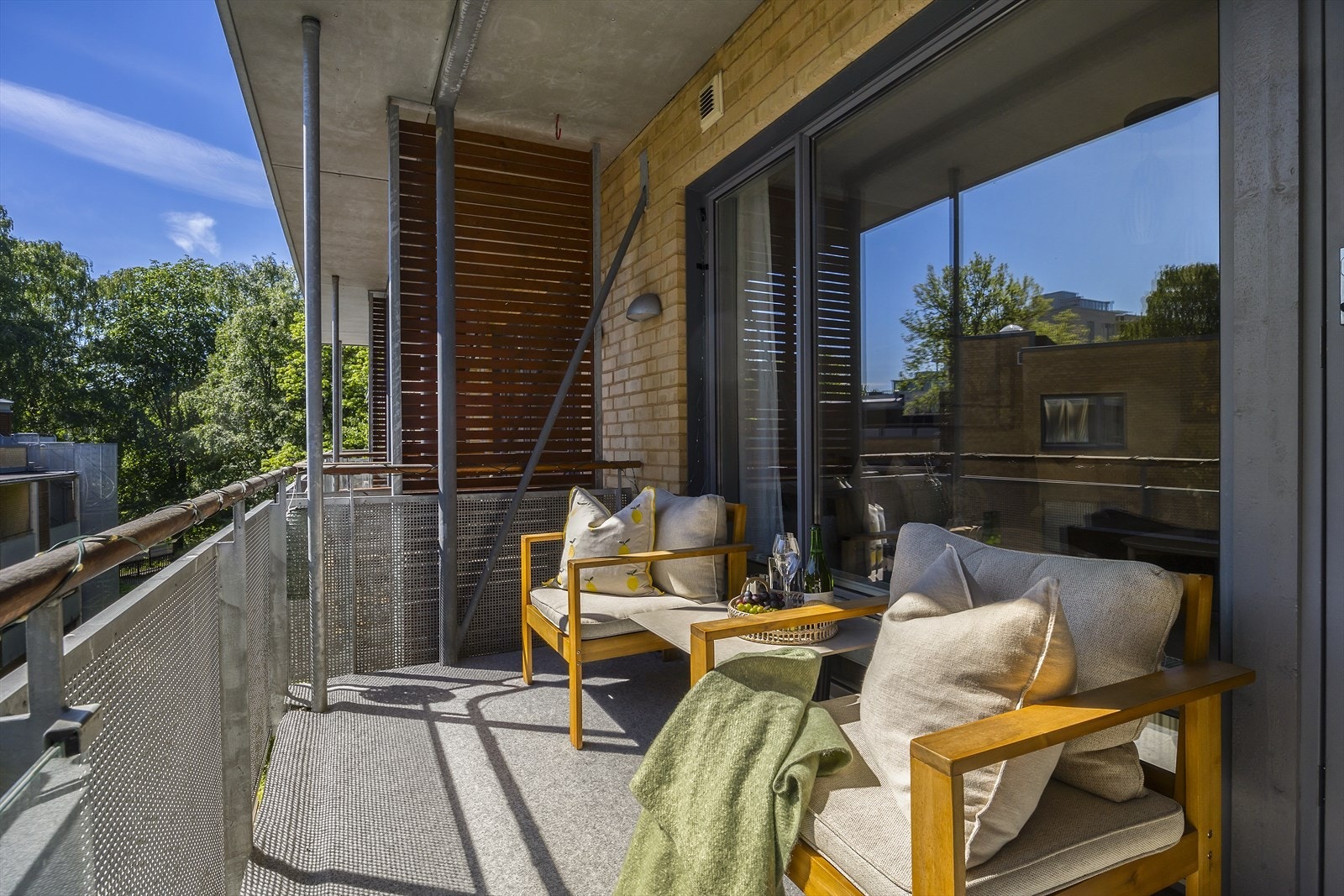 Fra stuen er det utgang til en solrik balkong på ca. 6 m² som fungerer som et ekstra oppholdsrom på sommerhalvåret. Galleribilde