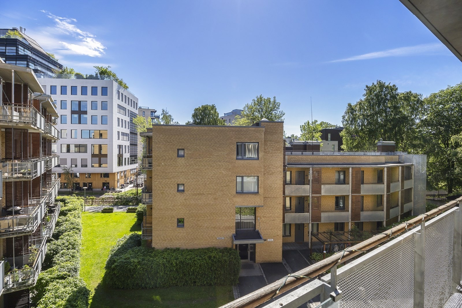 Fra balkongen har du utsyn mot grønne og skjermede omgivelser, med sameiets pent opparbeidede fellesarealer som nærmeste nabo. Galleribilde