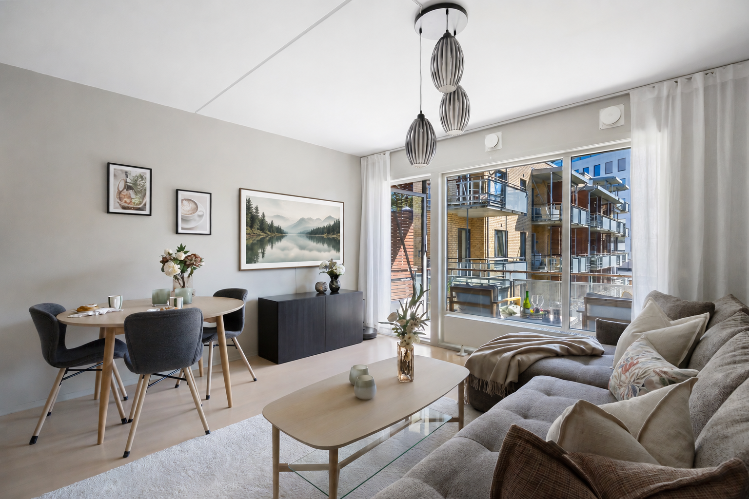 Boligens hjerte er den lyse og innbydende stuen med store vindusflater som slipper inn rikelig med dagslys og skaper en luftig atmosfære gjennom hele dagen. Digitalt bearbeidet bilde - mindre avvik kan forekomme Galleribilde