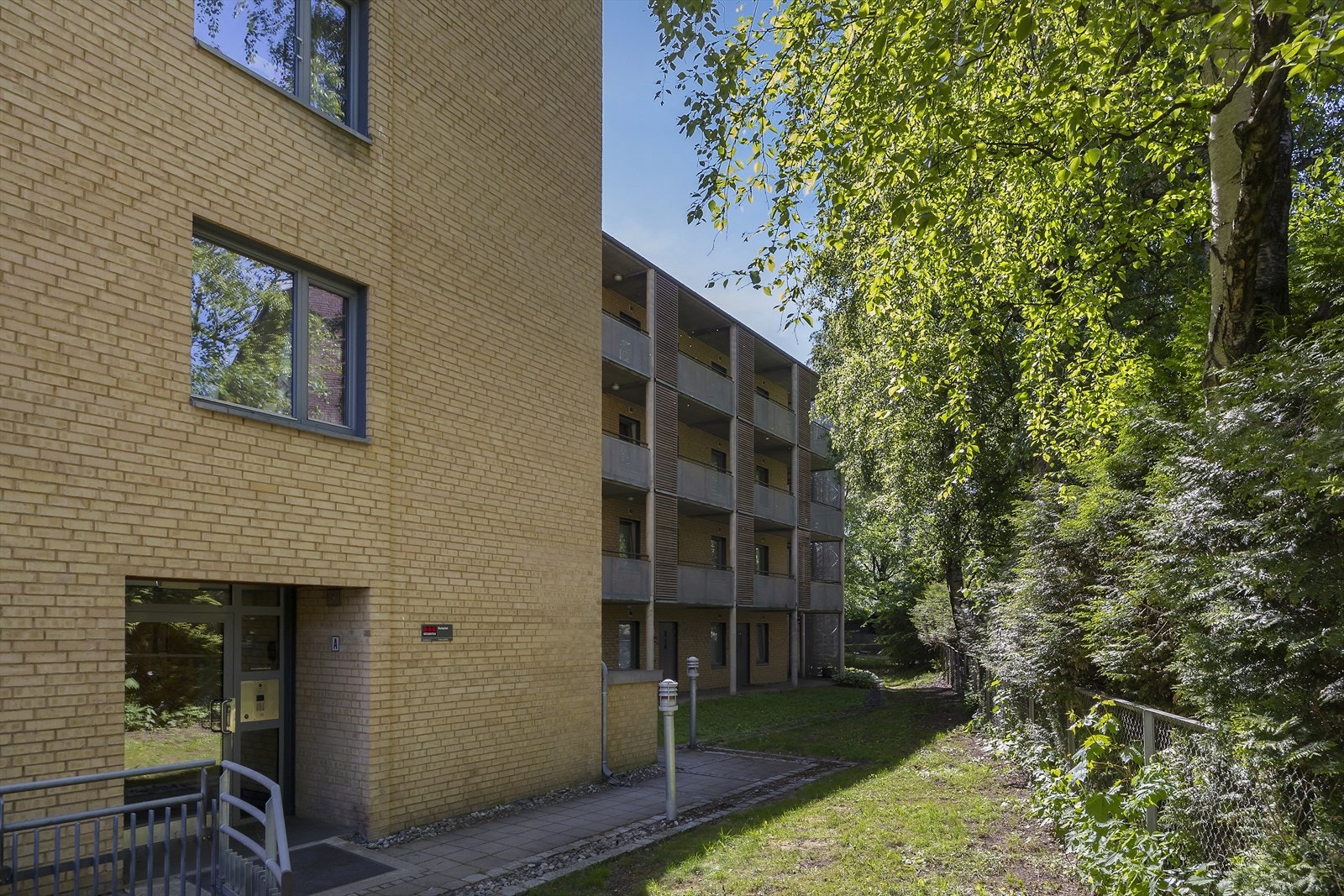 Inngangsparti. Hoffsveien 12A ligger rolig og tilbaketrukket til i sameiet, omgitt av grønne omgivelser. Galleribilde