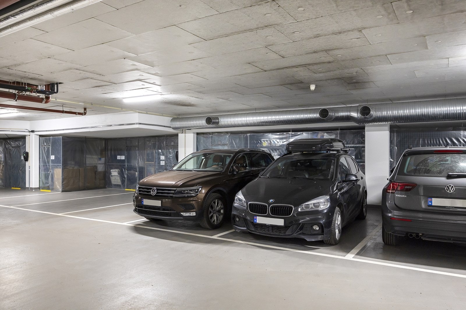 Boligen disponerer fast garasjeplass samt ekstern kjellerbod på ca. 5 m². Galleribilde