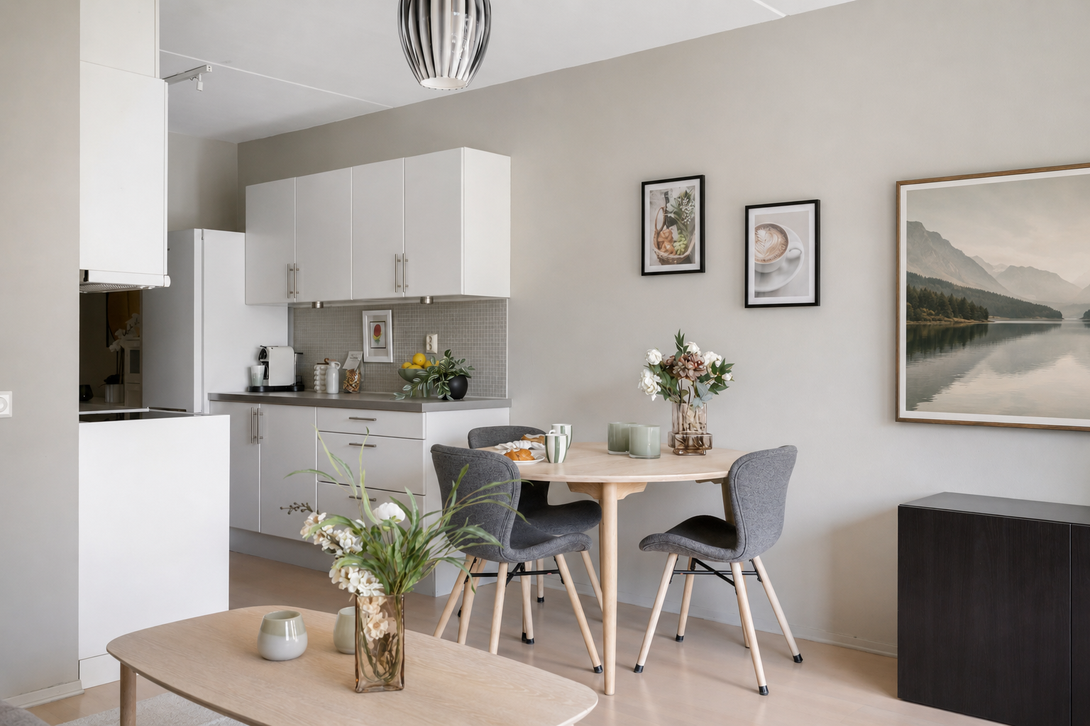 Kjøkkenet ligger i en sosial og åpen løsning mot stuen, perfekt for både hverdagsliv og hyggelige sammenkomster med familie og venner. Galleribilde