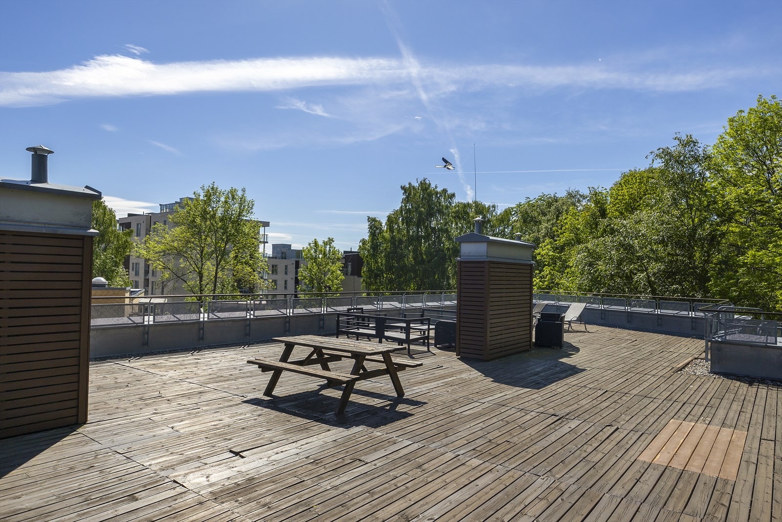 På toppen av bygget finner du en romslig takterrasse med flott utsyn over området og gode solforhold - perfekt for sosiale sammenkomster. Galleribilde