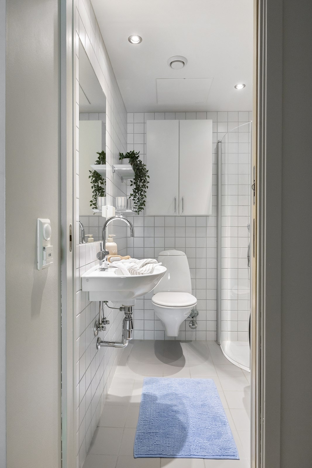 Stilrent bad fra byggeår med flislagte gulv og vegger som gir et tidløst og moderne uttrykk. Galleribilde