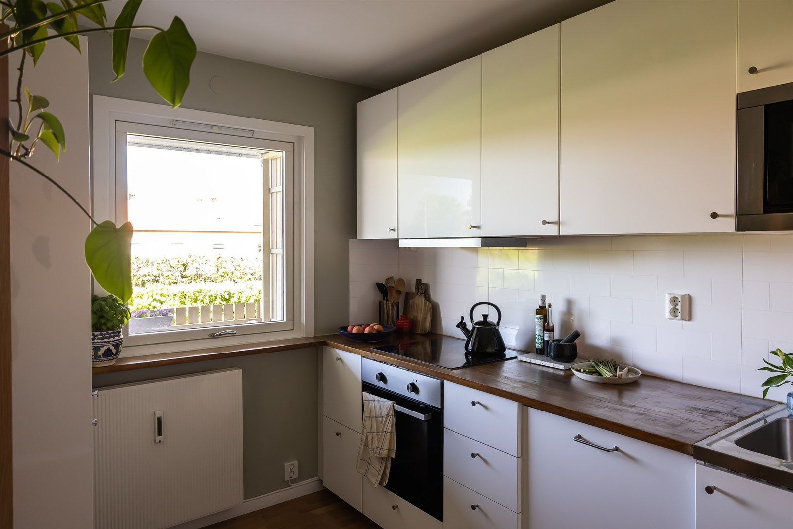 Kjøkkeninnredning fra Ikea med glatte fronter og benkeplate i heltre. Galleribilde