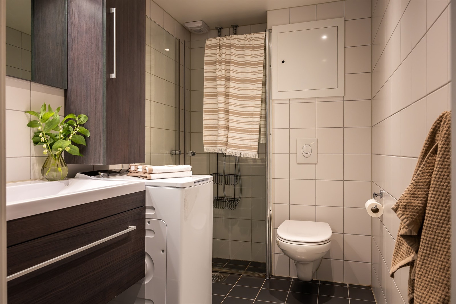 Badet har flislagte vegger og gulv med elektriske varmekabler, som gir god komfort året rundt. Galleribilde