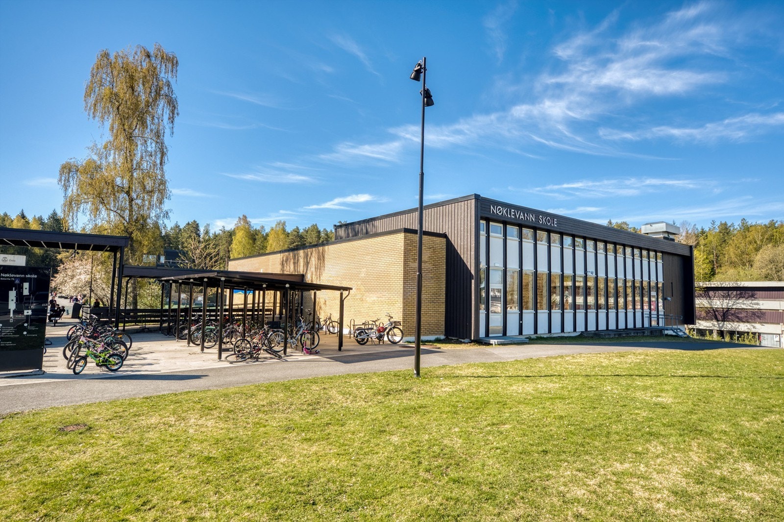 Det er flere barnehager og skoler for alle alderstrinn i nærheten. Galleribilde