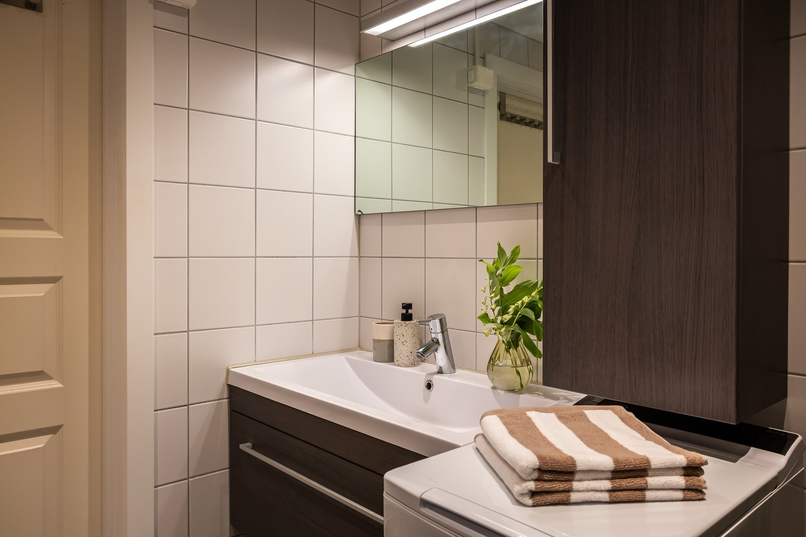 Innredningen består av servant, vegghengt toalett, dusjløsning med dusjvegger samt opplegg for vaskemaskin. Galleribilde