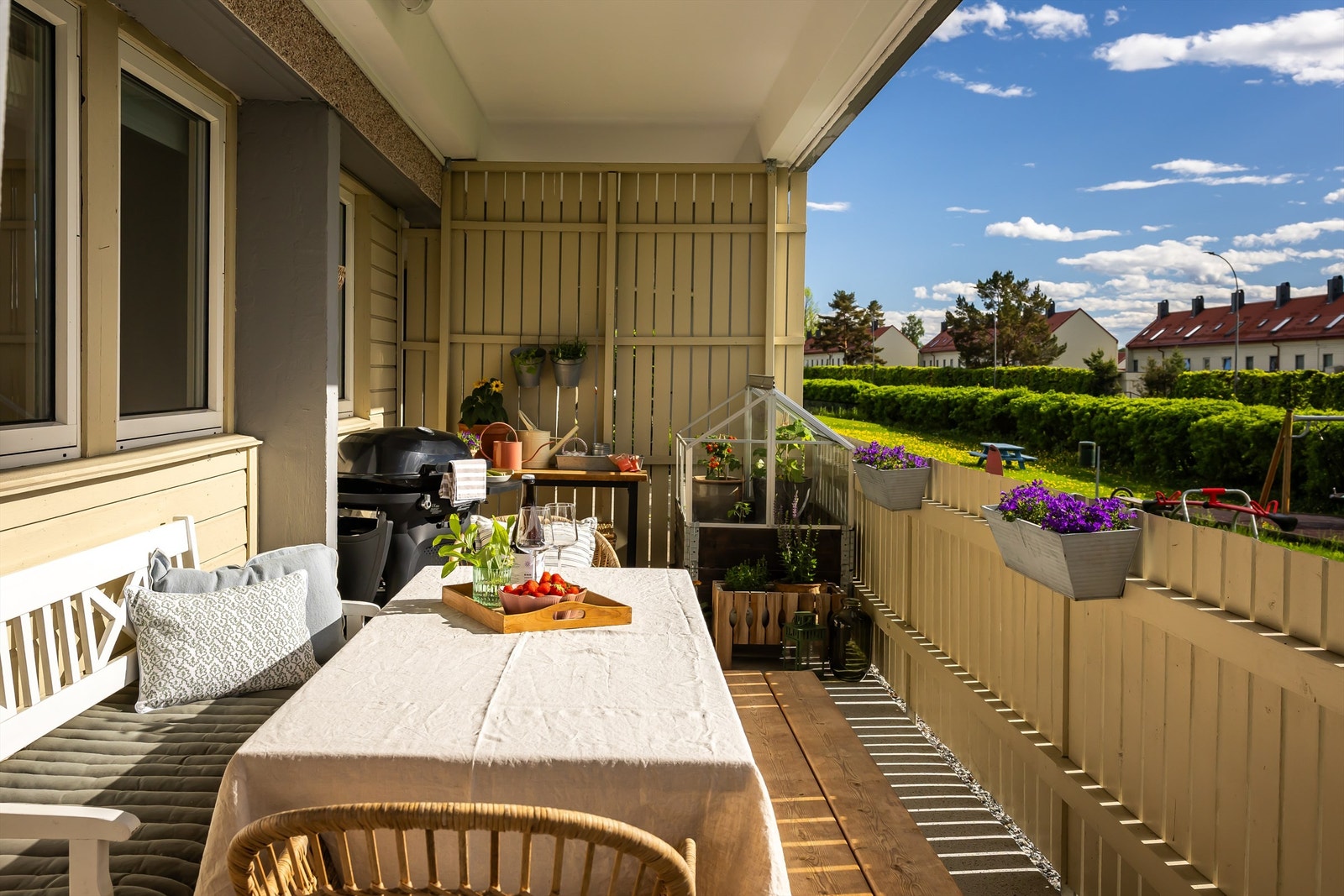 Selger opplyser om sol fra ca kl 14.30 til solnedgang. Perfekt sted å nyte sosiale middager på sommerstid. Galleribilde