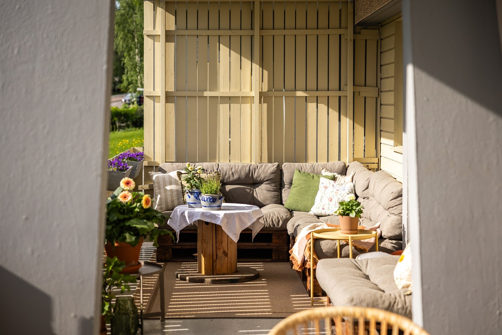 En sjelden og attraktiv uteplass som fungerer som en ekstra stue i sommermånedene. Galleribilde