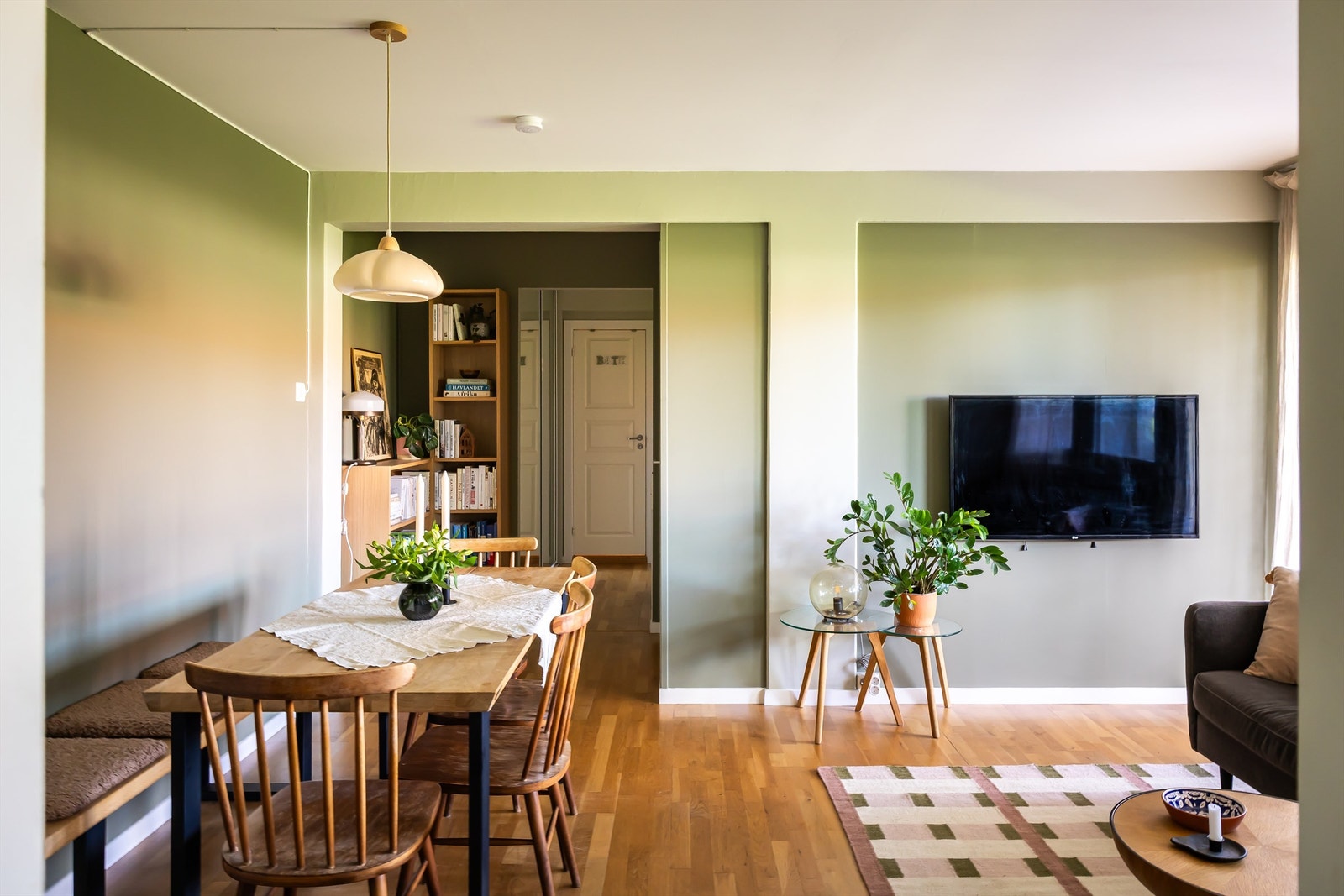 Leiligheten oppvarmes via vannbåren varme til radiatorer. Galleribilde