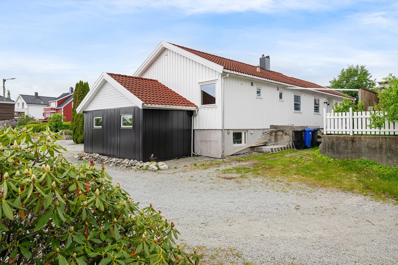 Fra boligen er det kort gangavstand til Trones skole, flere barnehager, ungdoms- samt videregående skoler. Galleribilde