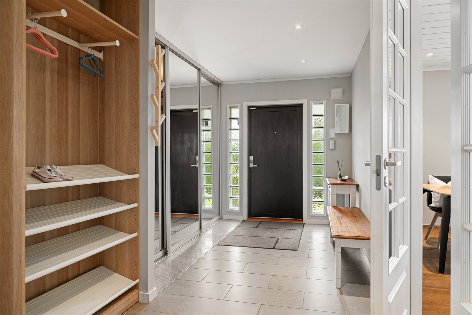 Hovedinngangen er flislagt og romslig med god plass til å ta imot gjester og henge fra seg yttertøy og sko. Entréen har skyvedørs garderobe. Galleribilde
