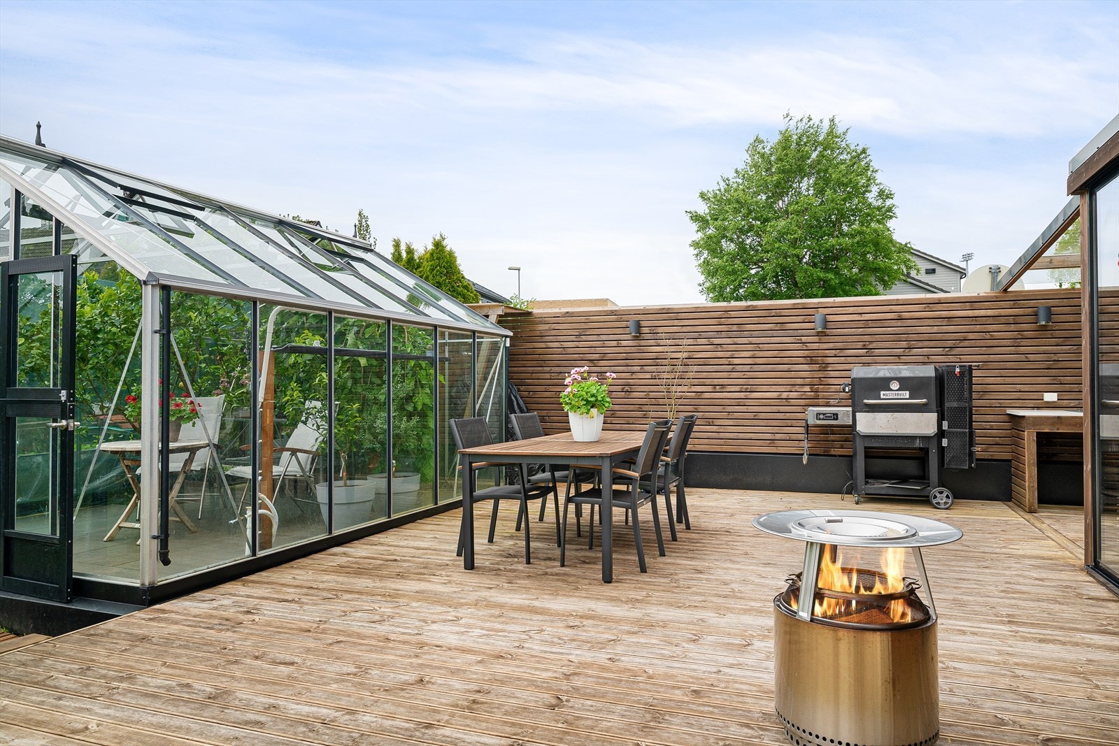 På terrassen kan man glede seg over drivhus, pergola og utekjøkken. Galleribilde