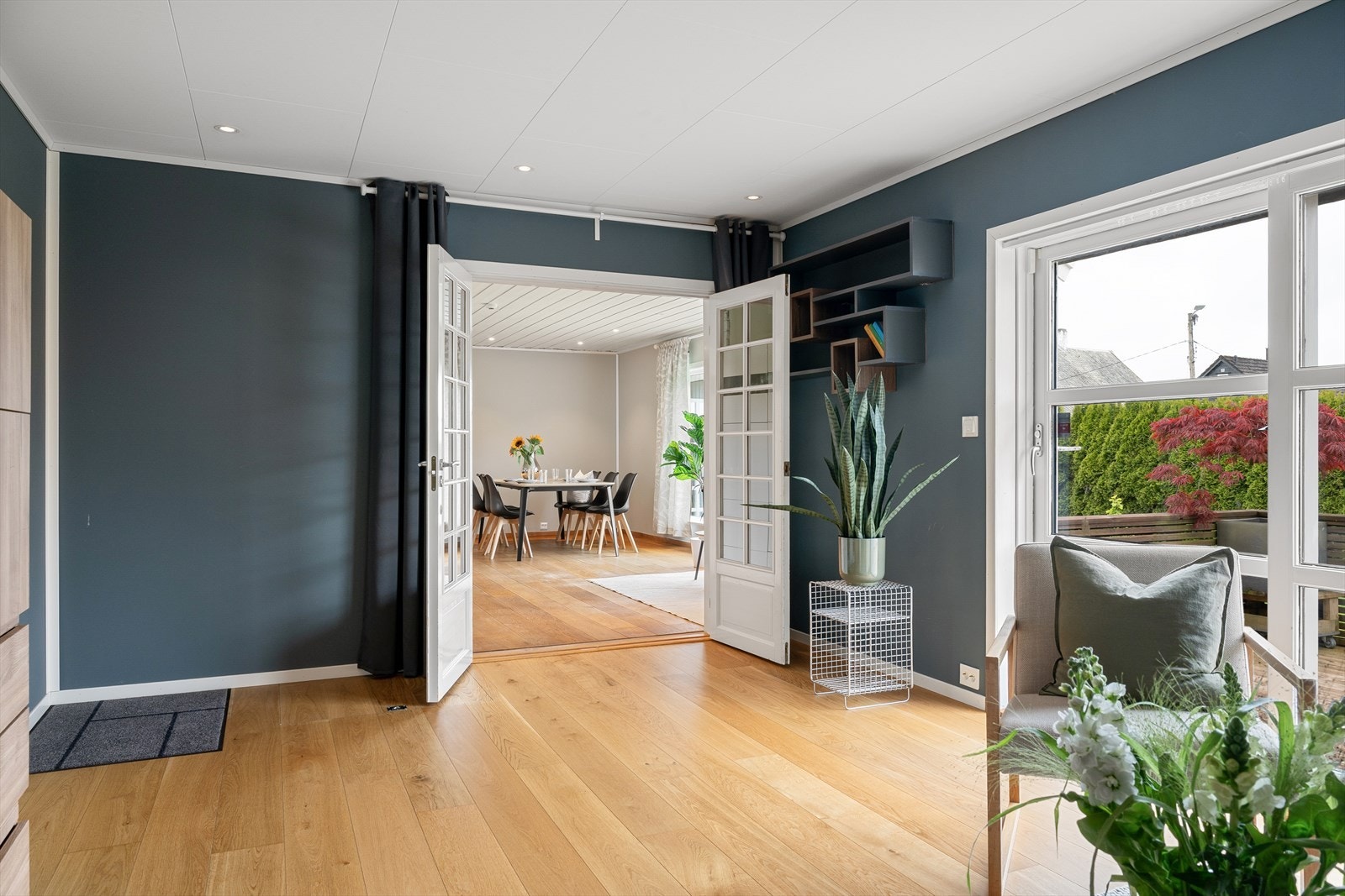 Her er det god plass til å innrede i ulike soner, med både sofagruppe og spisebord med plass til å invitere familie og venner på besøk. Galleribilde
