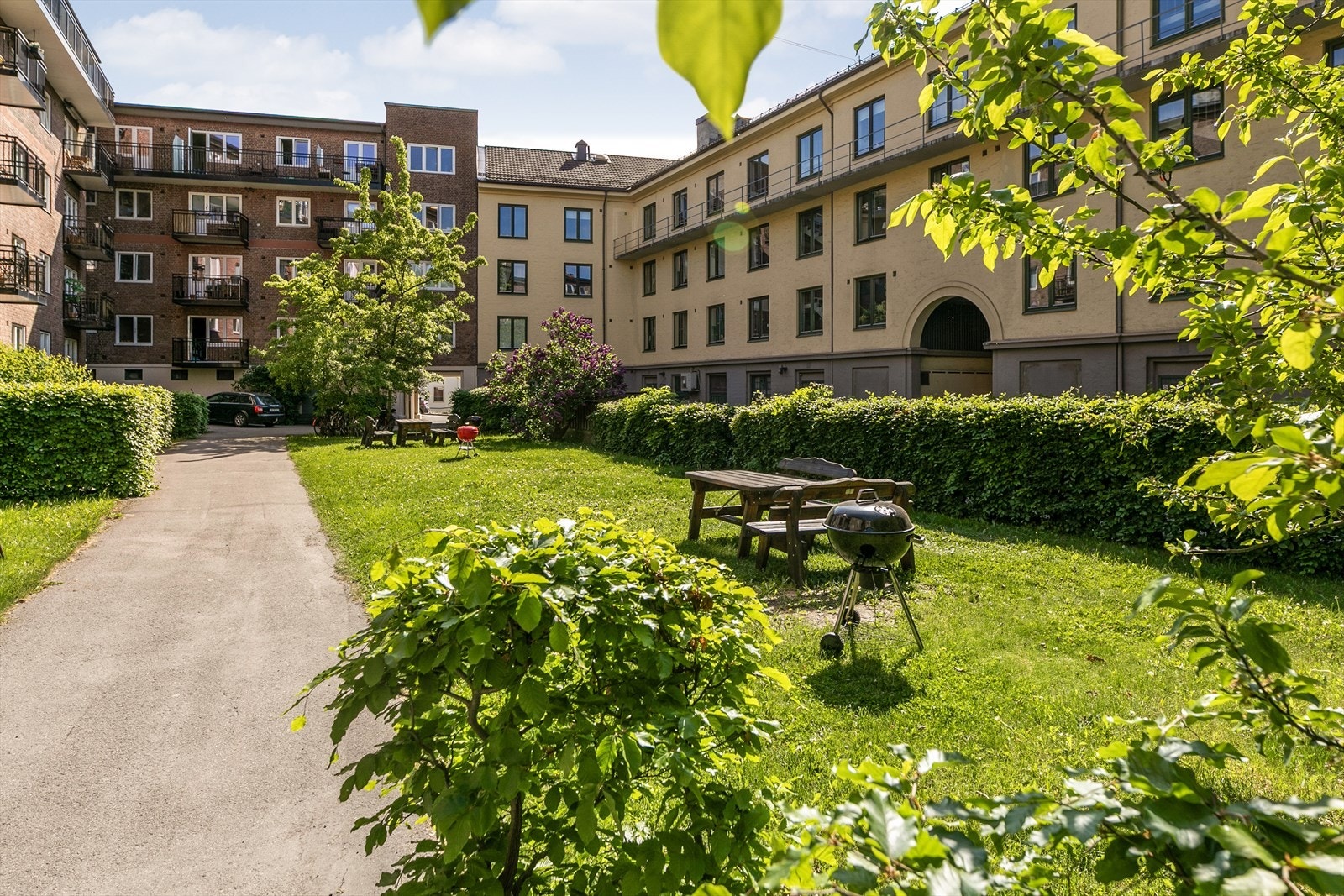 Borettslaget har en svært hyggelig bakgård med sittegrupper og grill. Galleribilde