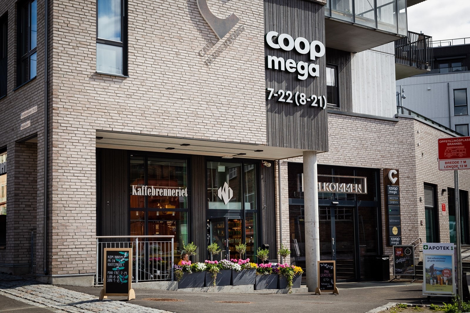 Kun noen minutters spasertur unna ligger Carl Berner Passasjen og Carl Berner Torg med et bredt servicetilbud. Nyåpnede Carls med kafé, bar, restaurant, uteservering, vinbar, og to store arrangementsrom ligger også her. Galleribilde