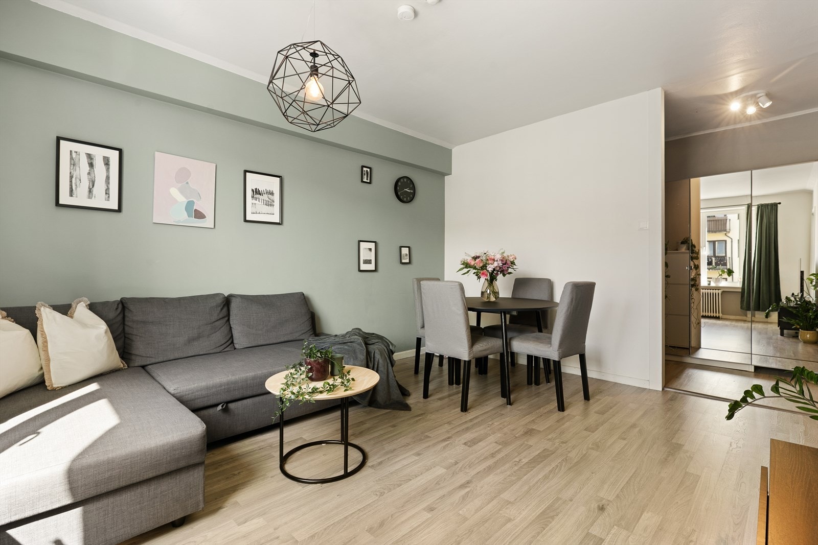 Stuen er romslig med plass til sofagruppe, bord og spisebord. Planløsningen oppleves åpen, luftig og sosial. Slitesterkt laminatgulv fra 2018. Galleribilde