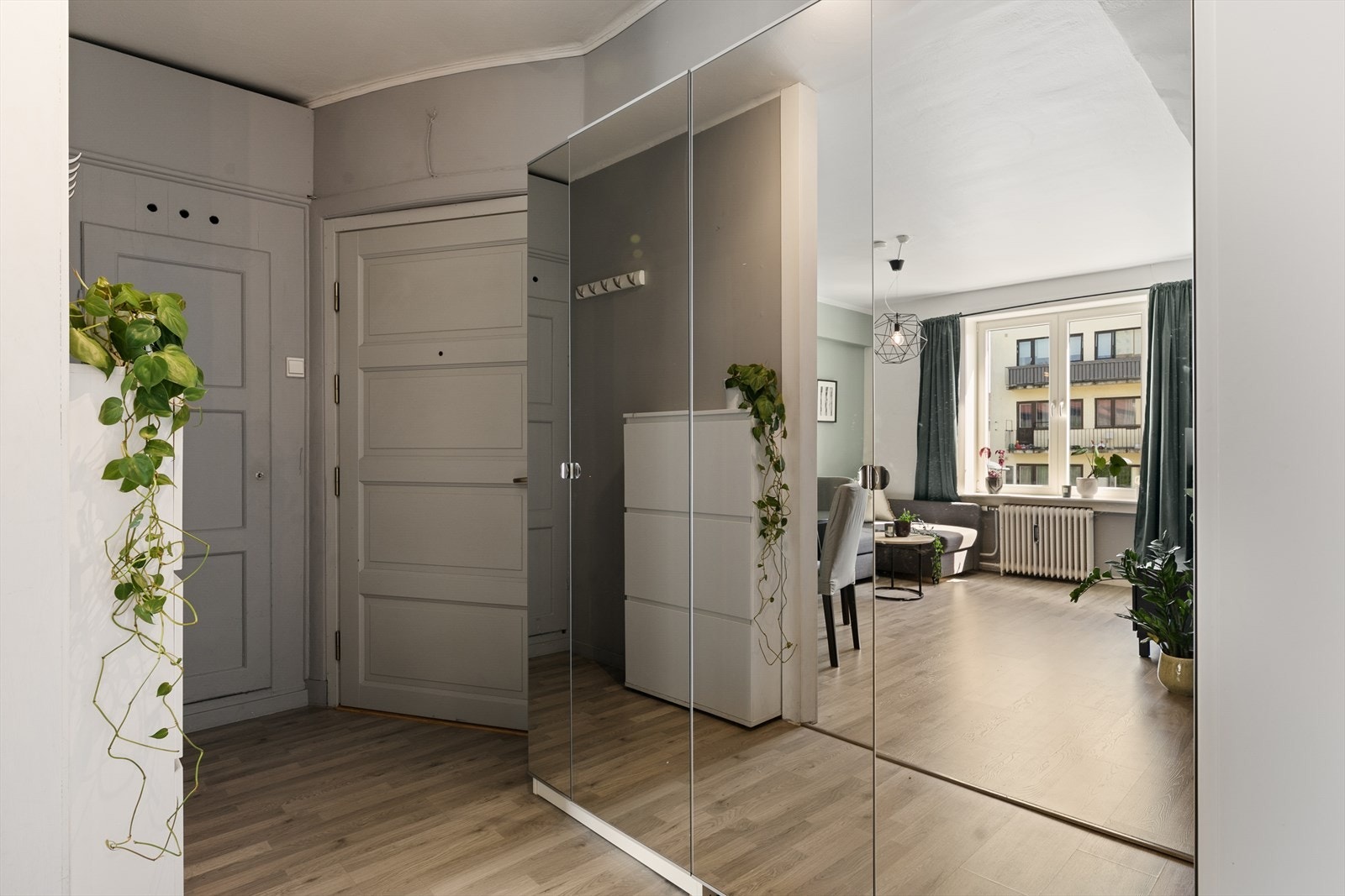 Hyggelig inngangsparti med adkomst til kott for lagring. Her er det hyggelig å komme hjem! Galleribilde
