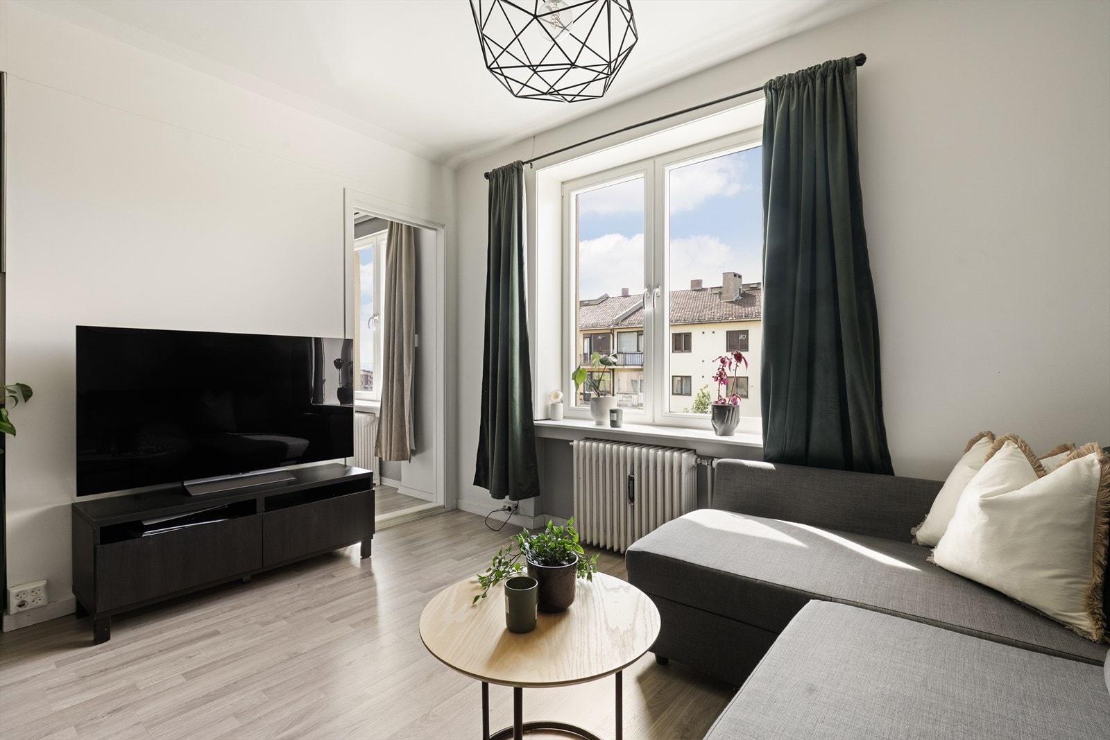 Store vinduer fra 2020 med dype karmer sikrer godt med naturlig lys og luft i rommet. Galleribilde
