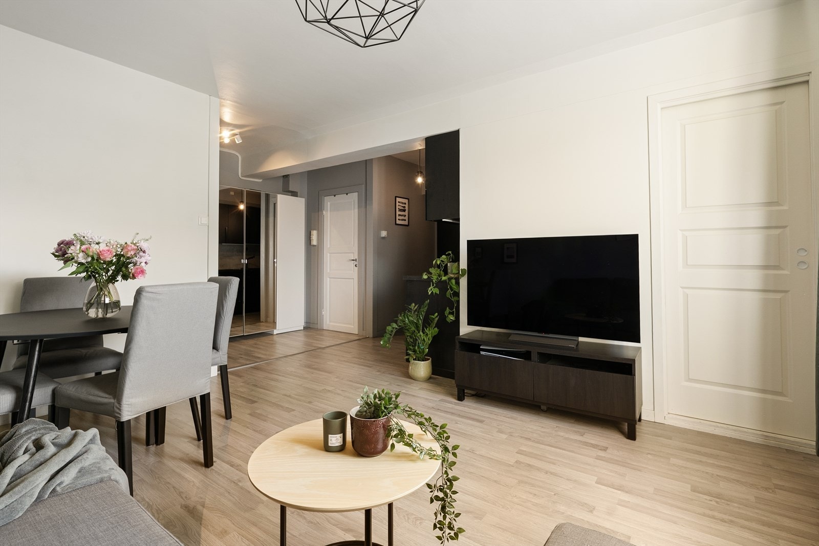 Det sosiale rommet har en god romløsning som gjør det enkelt å møblere etter egne ønsker og behov. Fyring er inkludert i felleskostnadene, noe som gir lave strømkostnader. Galleribilde