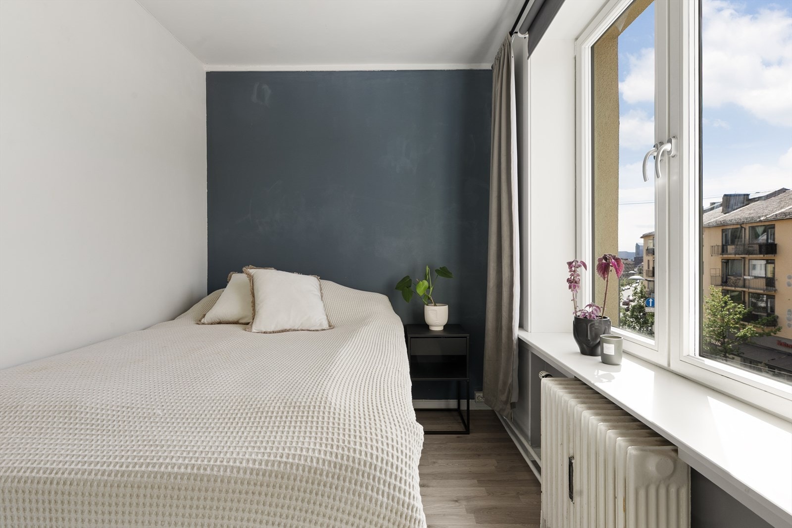 Innbydende soverom med plass til dobbeltseng og nattbord. Galleribilde