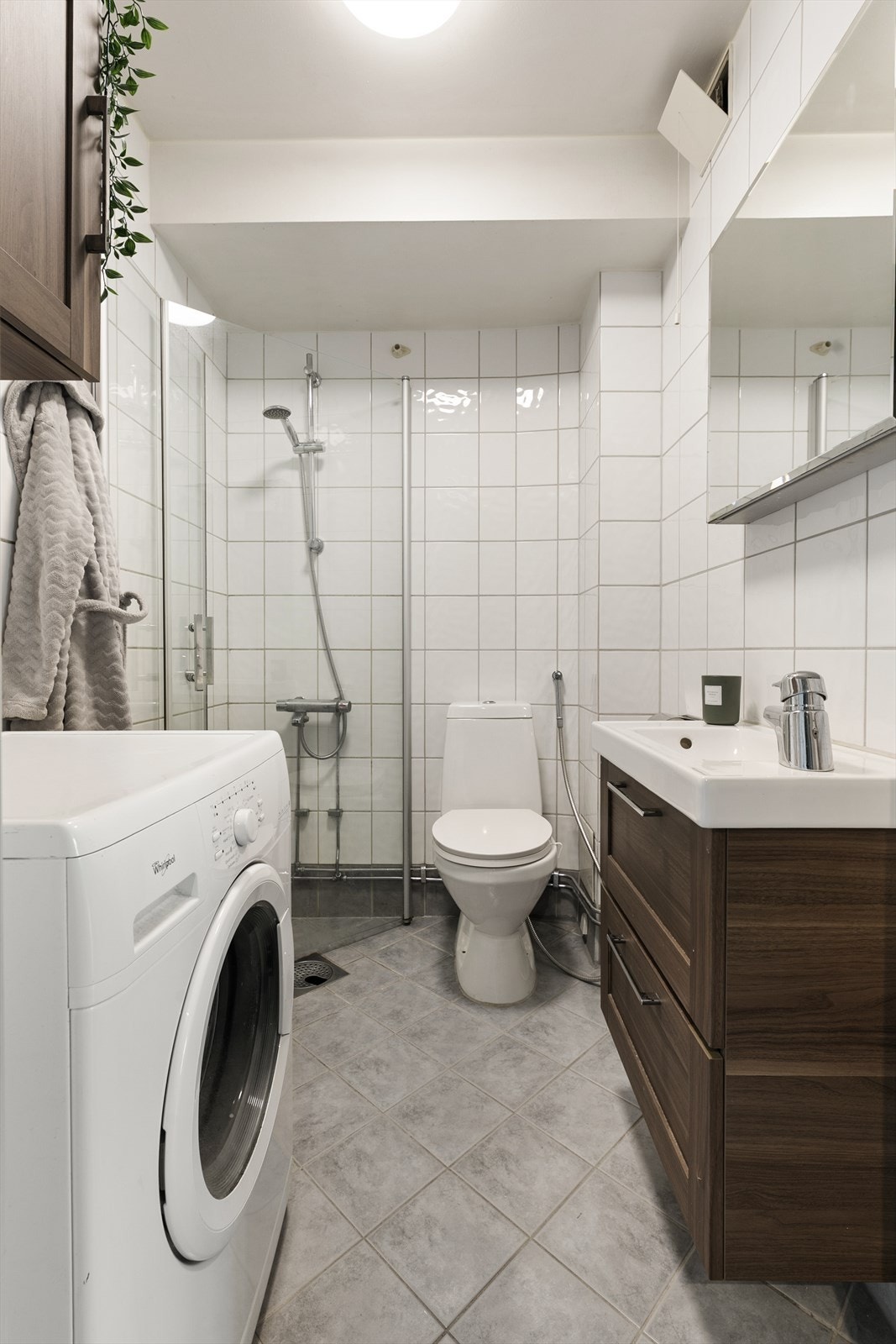 Flislagt baderom med gulvvarme. Badet ble rehabilitert i regi av borettslaget i 2001, men ny innredning ble satt inn i 2018. Galleribilde