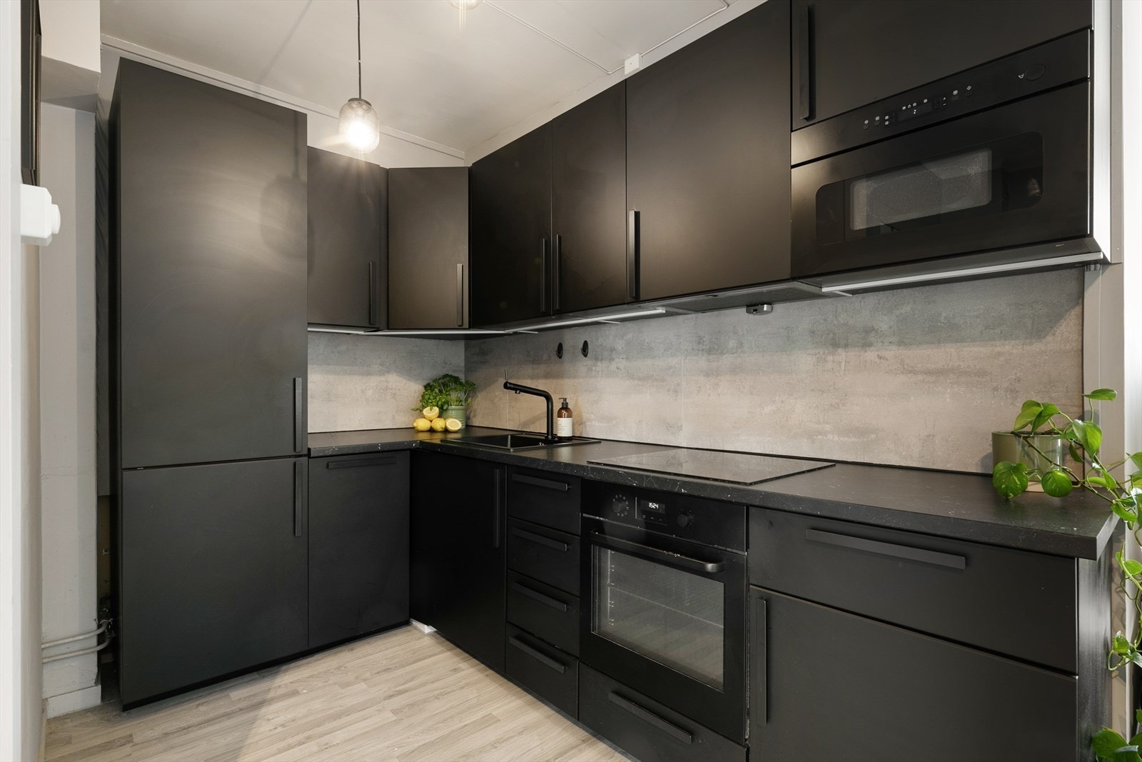Kjøkkeninnredning fra Ikea fra 2018 med glatte fronter og laminert benkeplate. Det er godt med oppbevaringsplass i skuffer og skal som gjør det enkelt å holde orden. Galleribilde