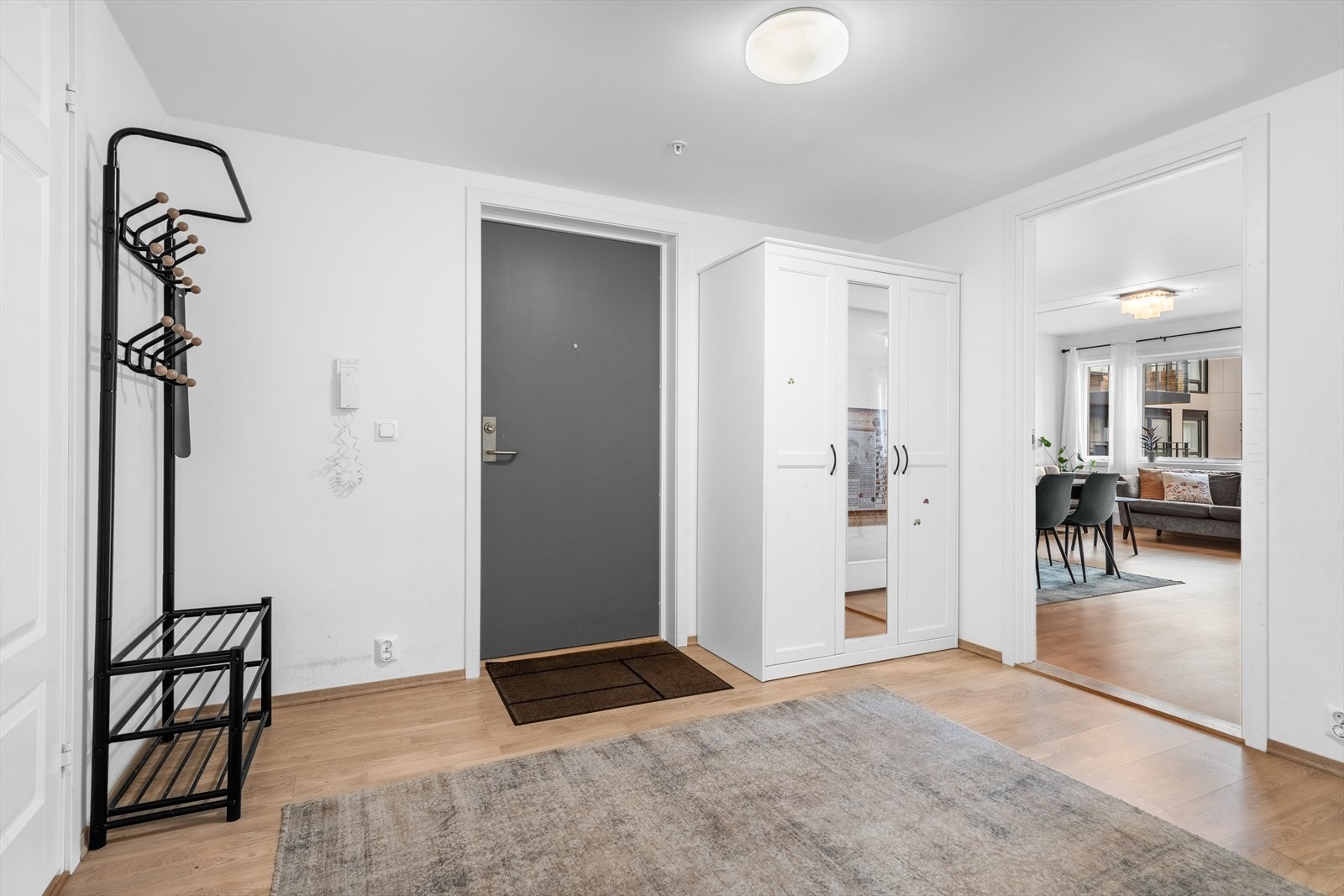 Romslig entré med plass til sko og yttertøy. Plass til garderobeskap. Leiligheten er utstyrt med callinganlegg. Galleribilde