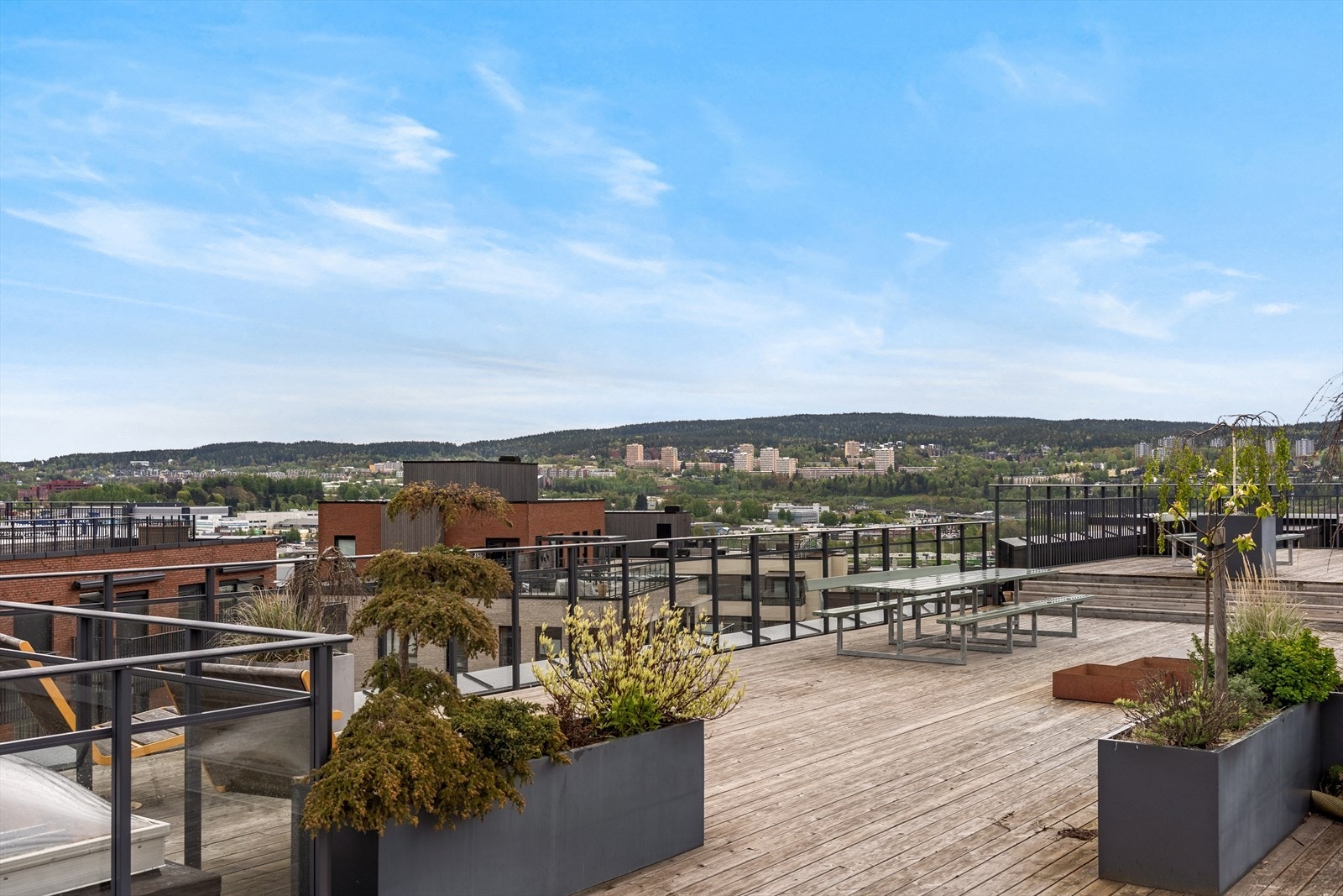 Beboere i borettslaget har tilgang til takterrasse med flott utsikt og meget gode solforhold. Galleribilde