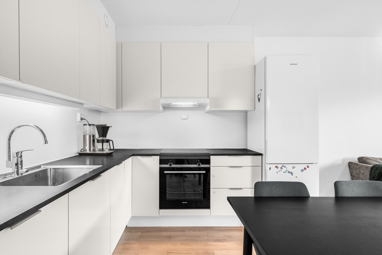 Kjøkkenet har Sigdal innredning med glatte fronter. Benkeplaten er av laminat med stål oppvaskkum. Det er kjøl/fryseskap, integrert oppvaskmaskin, nedfelt induksjonstopp, innebygget stekeovn. Etablert vannstoppsystem og komfyrvakt. Galleribilde