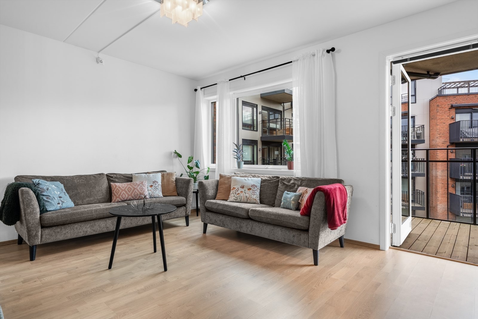 Fra stuen er det utgang til l overbygget balkong. Galleribilde