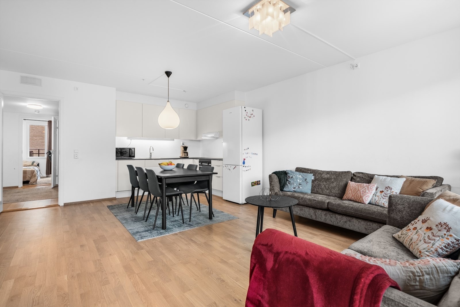 Luftig og stor stue med god plass til både sittegruppe og spisebord. Galleribilde
