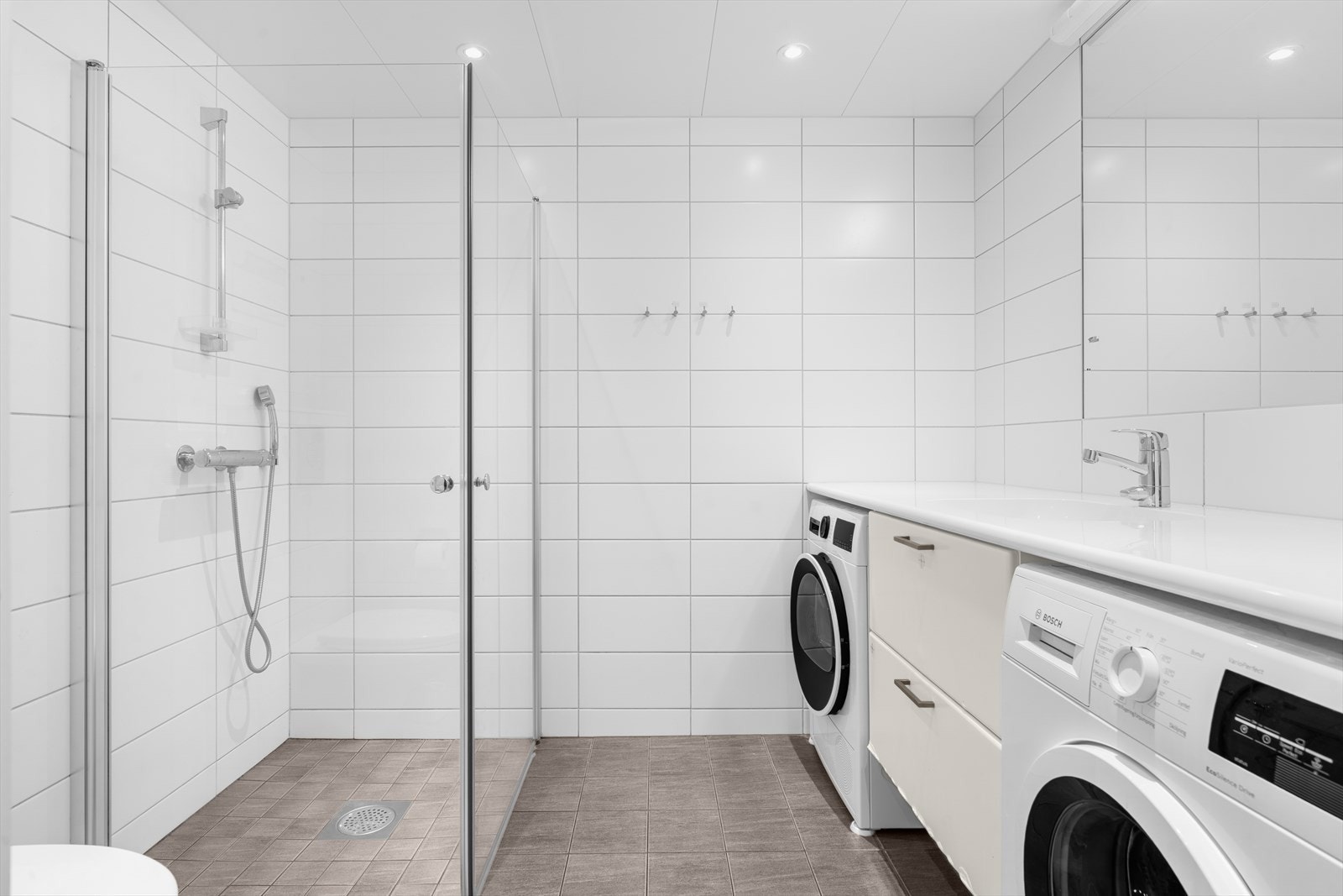 Badet har vannbåren gulvvarme og har innredning med heldekkende servant, speil, belysning, veggmontert toalett, innfellbare dusjvegger/hjørne i herdet glass og opplegg for vaskemaskin. Det er balansert ventilasjon. Galleribilde