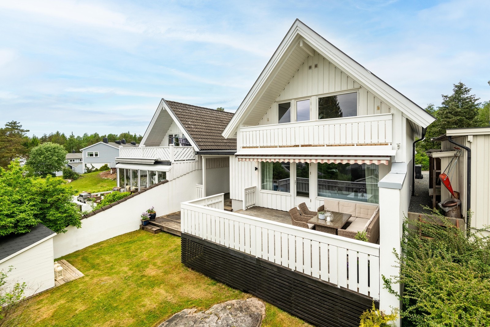Solrike uteplasser og hage på begge sider av boligen. Galleribilde