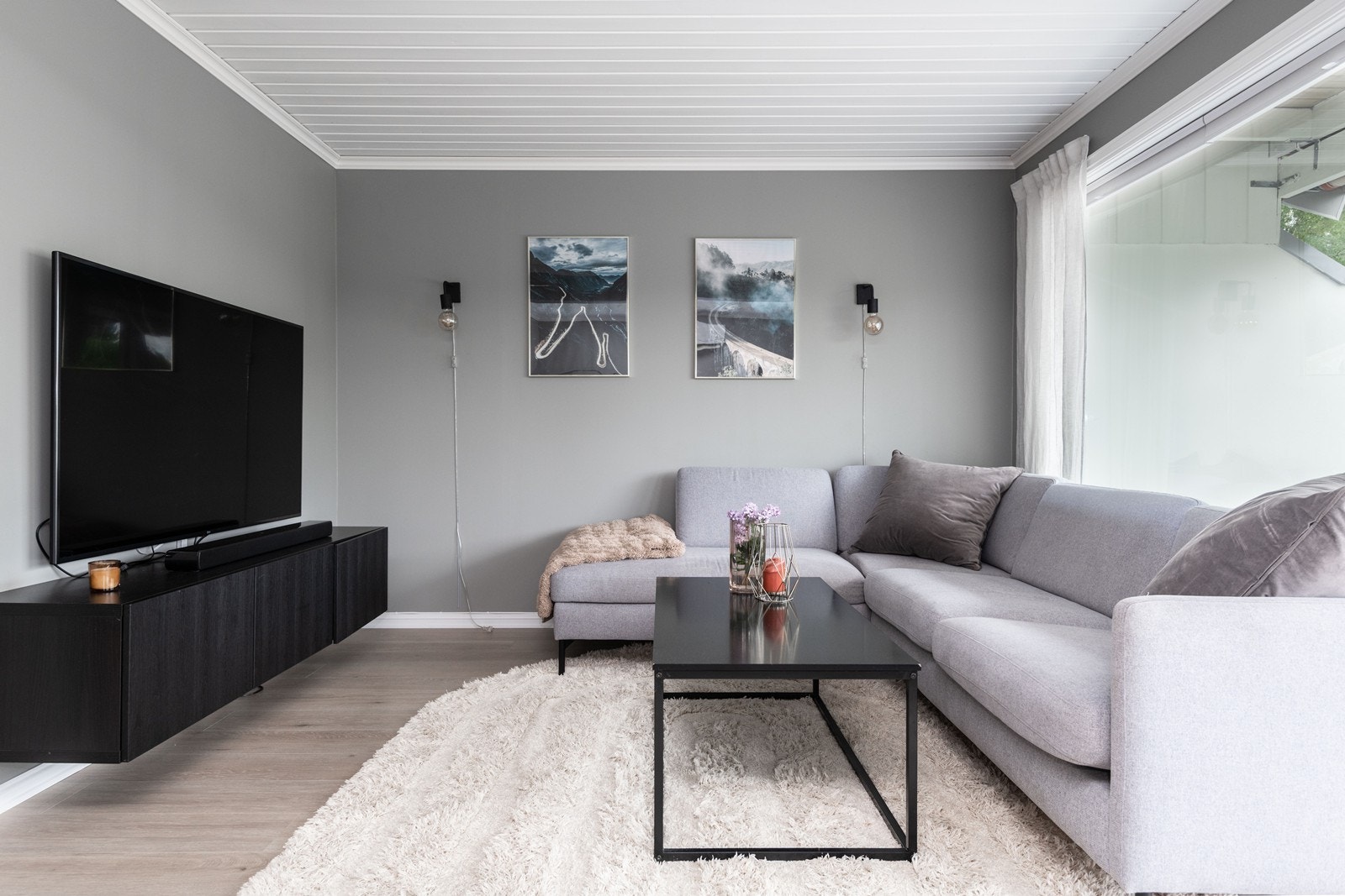 Slettmalte vegger og laminatgulv gir et moderne preg. Galleribilde