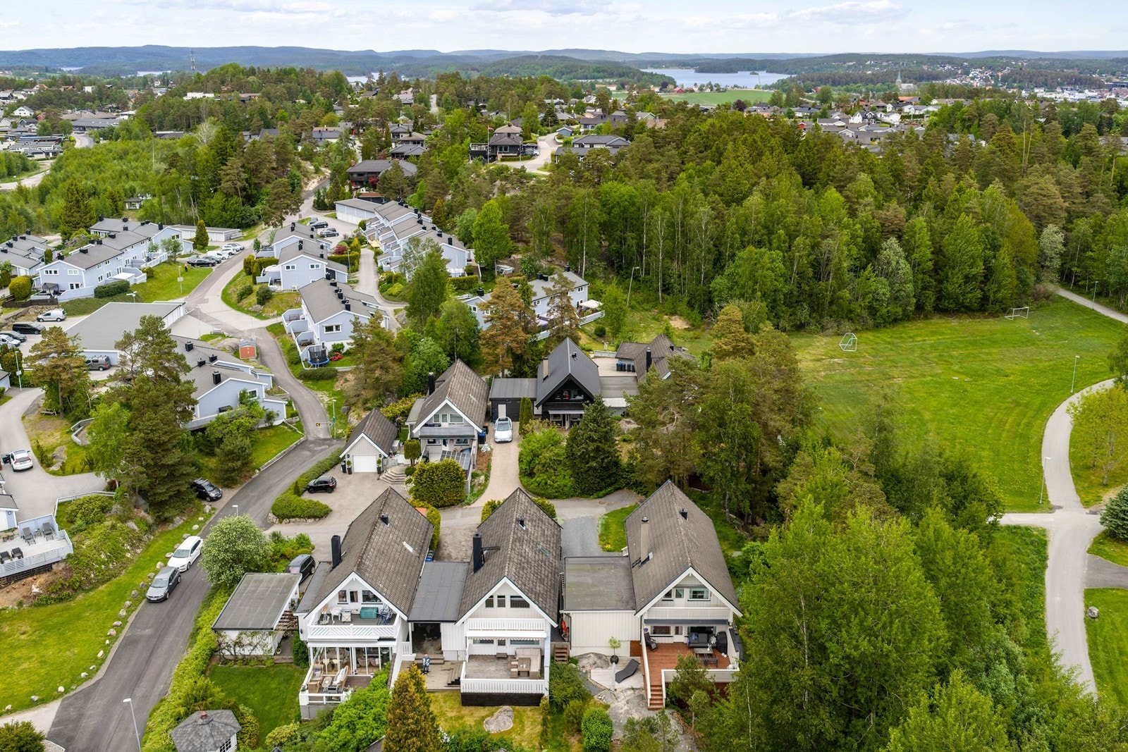 Eiendommen ligger i et etablert boligområde med kort avstand til grønne friområder. Galleribilde