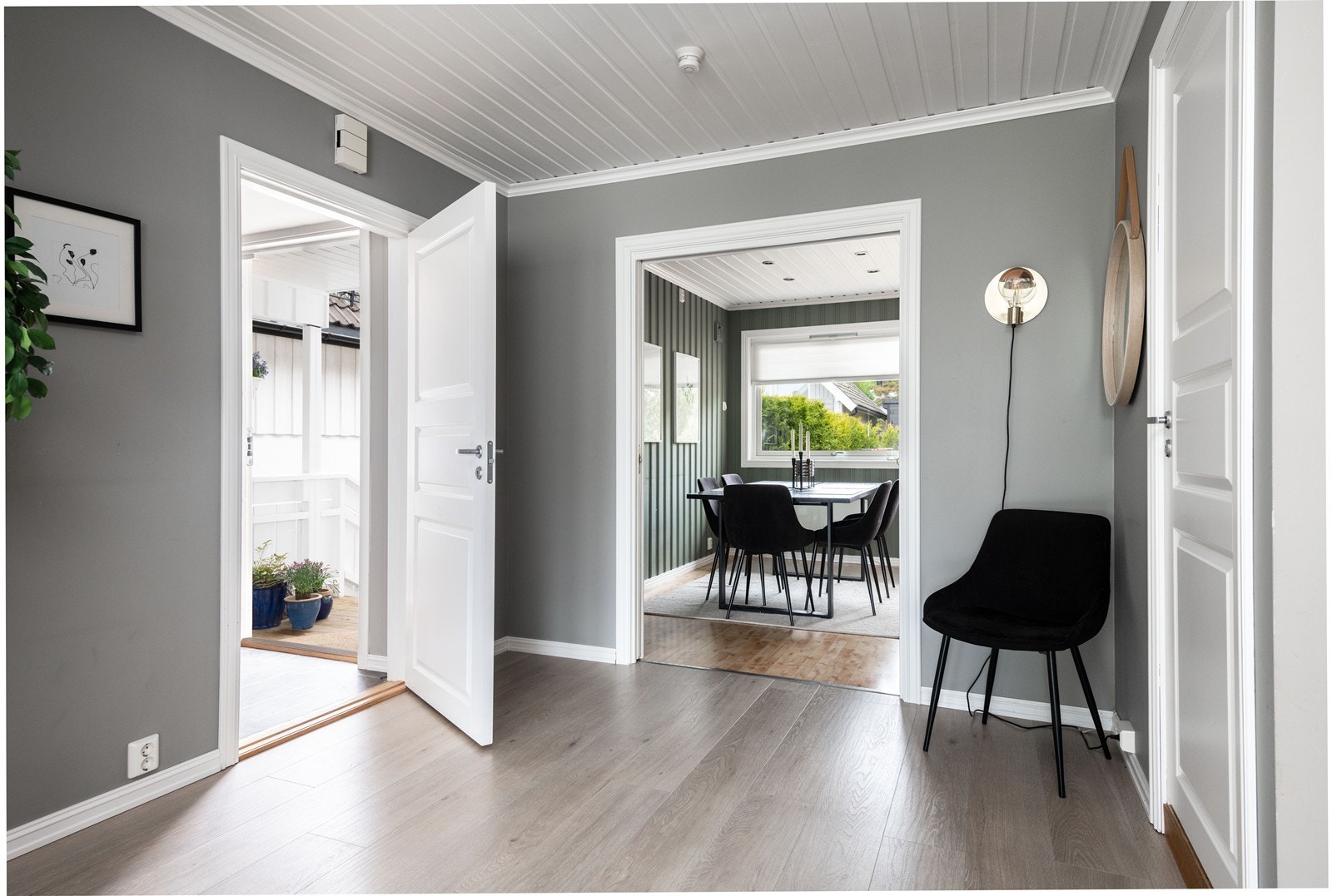 Gulvene i 1. etasje har belegg og laminat, og veggene har slettmalte overflater og malte paneler. Galleribilde