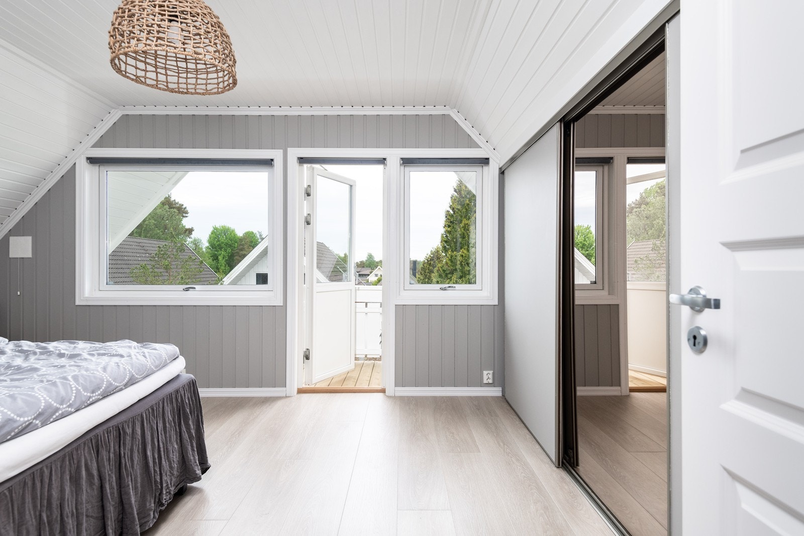 Meget romslig hovedsoverom med skyvedørsgarderobe og utgang til balkong. Galleribilde