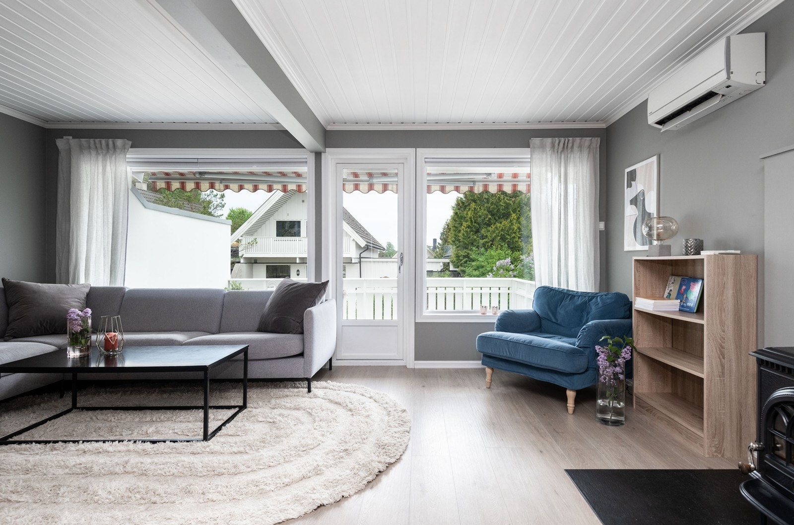 Store vinduer gir godt lysinnslipp til stuen. Galleribilde